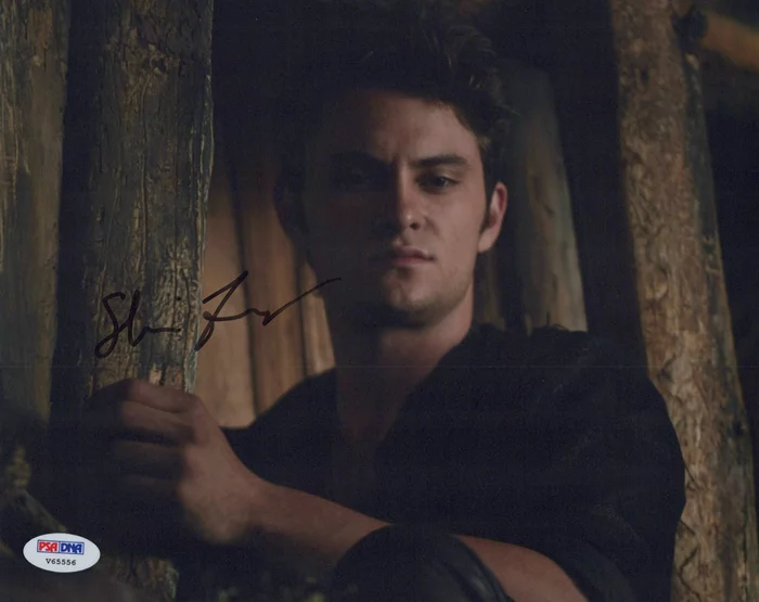 Shiloh Fernandez autograph
