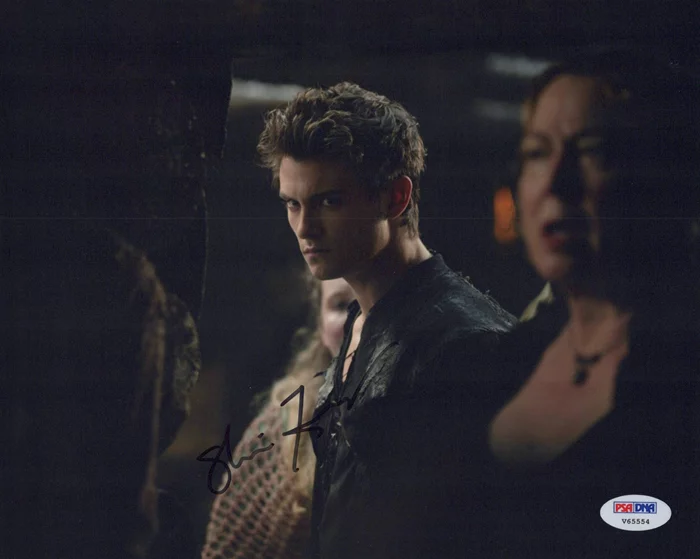 Shiloh Fernandez autograph