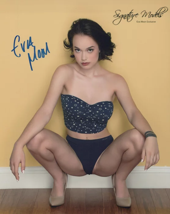 Eva Moon autograph