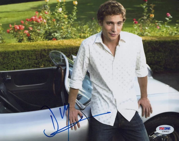 Dustin Milligan autograph