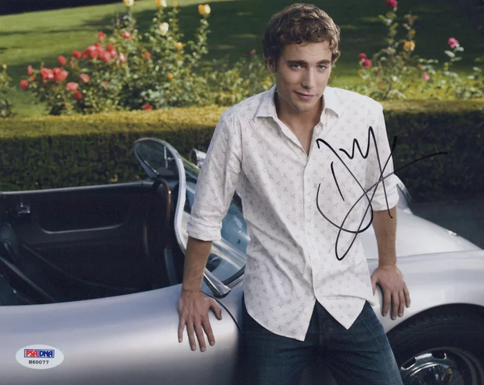 Dustin Milligan autograph