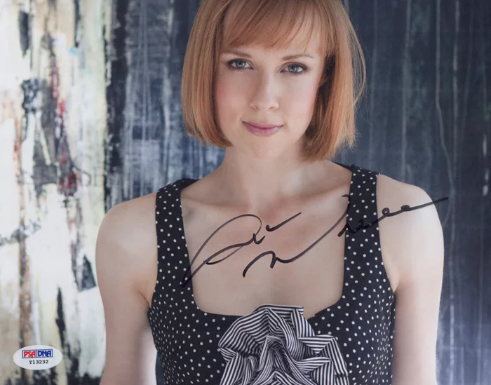 Laura  Waddell autograph