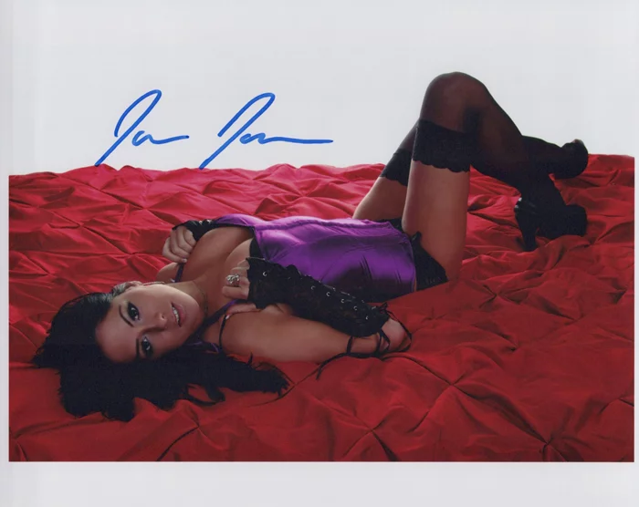 Jaelyn James autograph