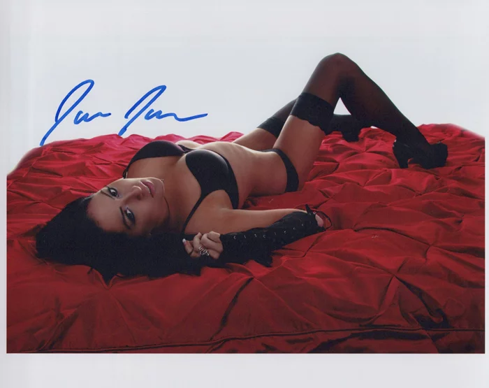 Jaelyn James autograph