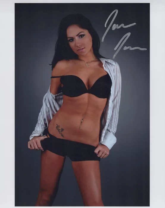 Jaelyn James autograph