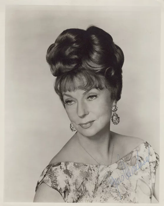 Agnes Moorehead autograph