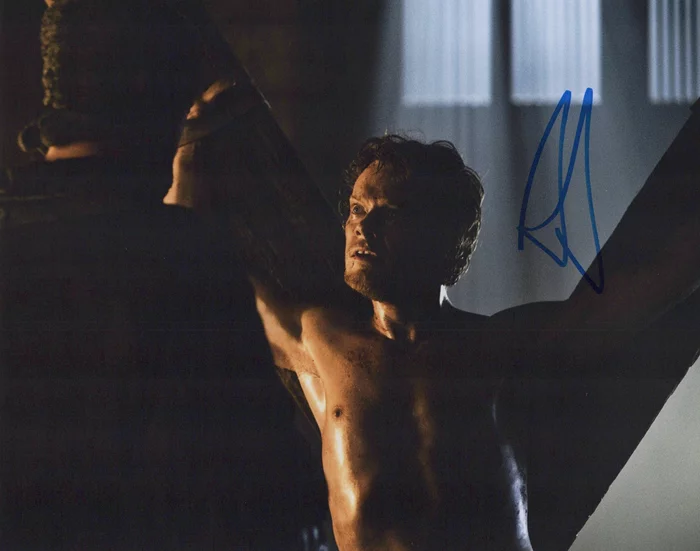 Alfie Allen autograph