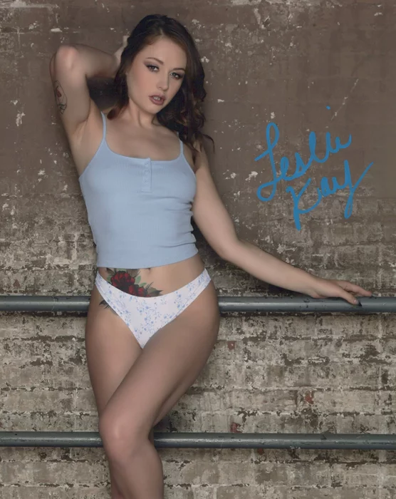 Leslie Kay autograph