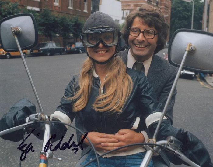 Liza Goddard autograph