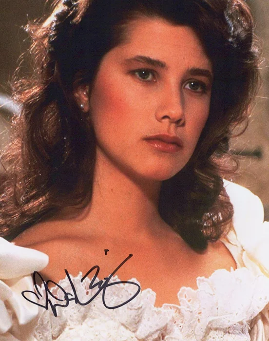 Daphne Zuniga autograph