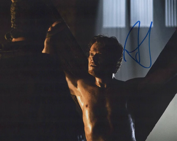 Alfie Allen autograph