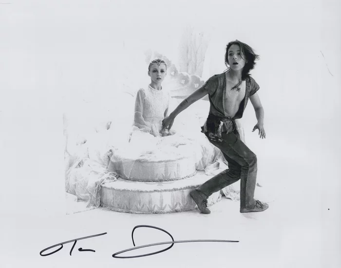 Tami Stronach autograph