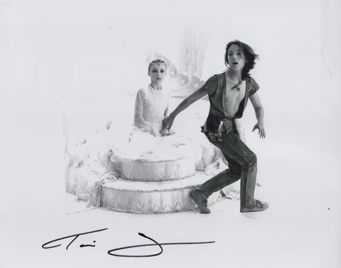 Tami Stronach autograph