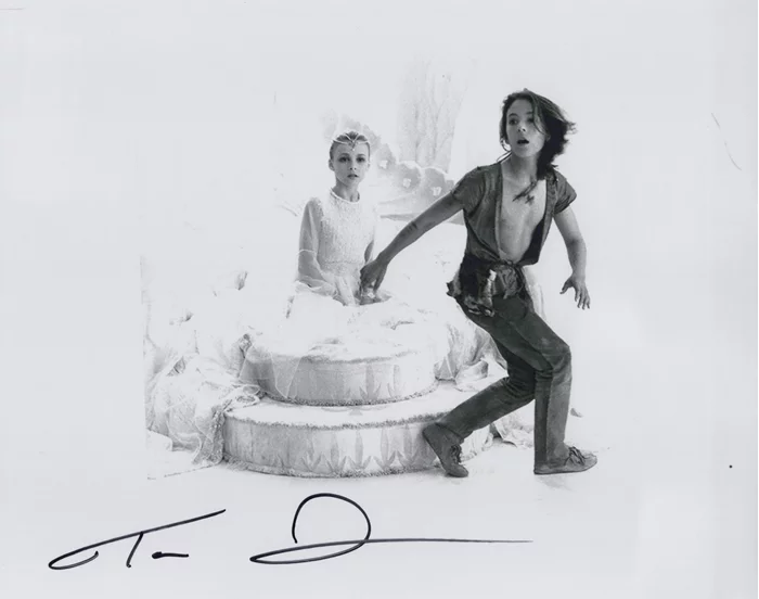 Tami Stronach autograph
