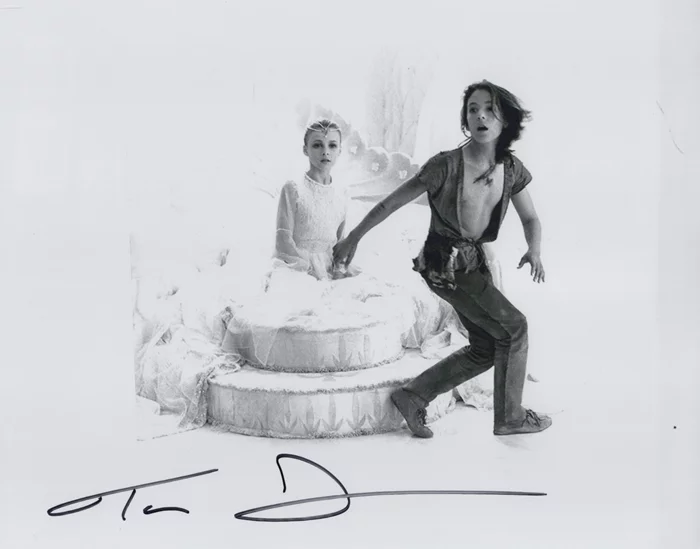 Tami Stronach autograph