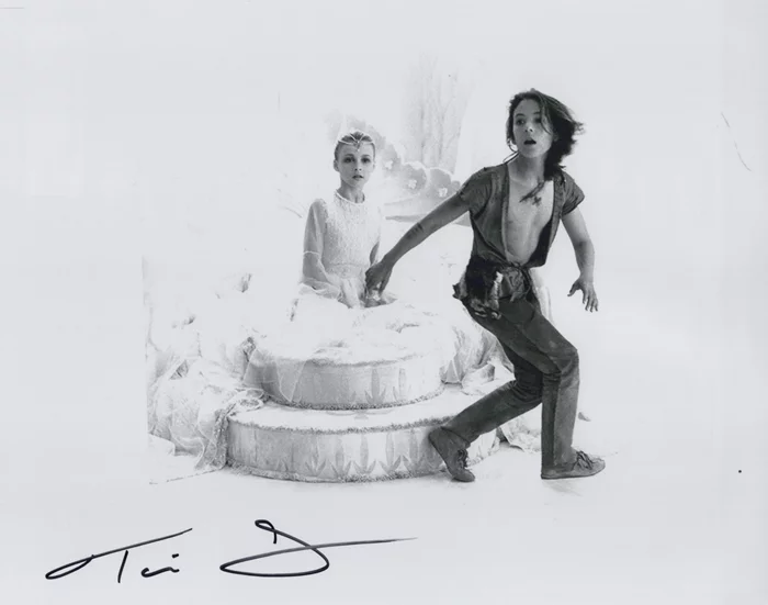 Tami Stronach autograph