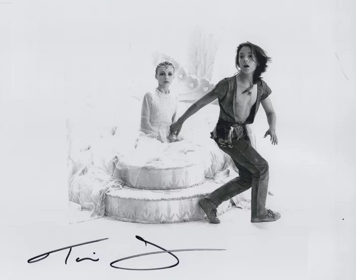 Tami Stronach autograph