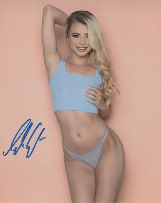 Tabitha Elm autograph