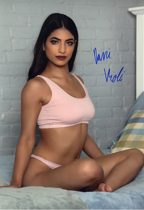 Daniella Vioti autograph