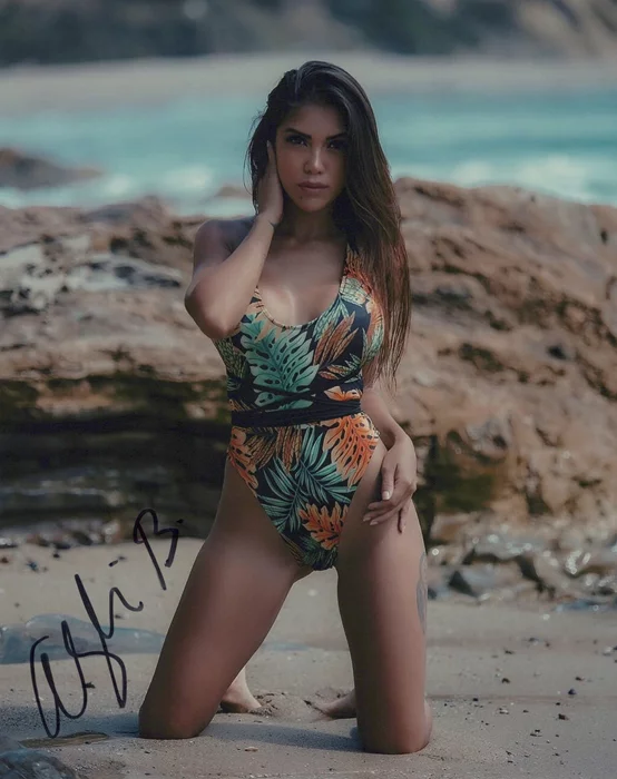 Alyshia Barragan autograph