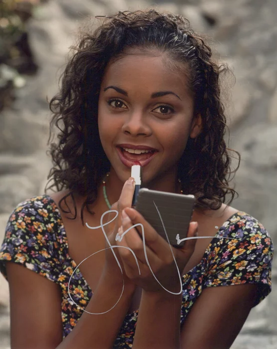 Lark Voorhies autograph