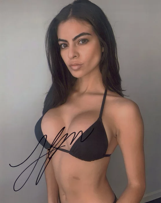 Laura Ariana autograph
