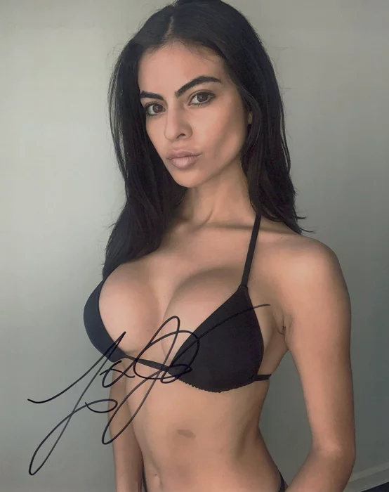 Laura Ariana autograph