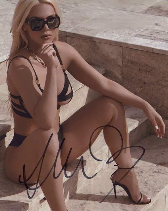 Tayler Elaine autograph