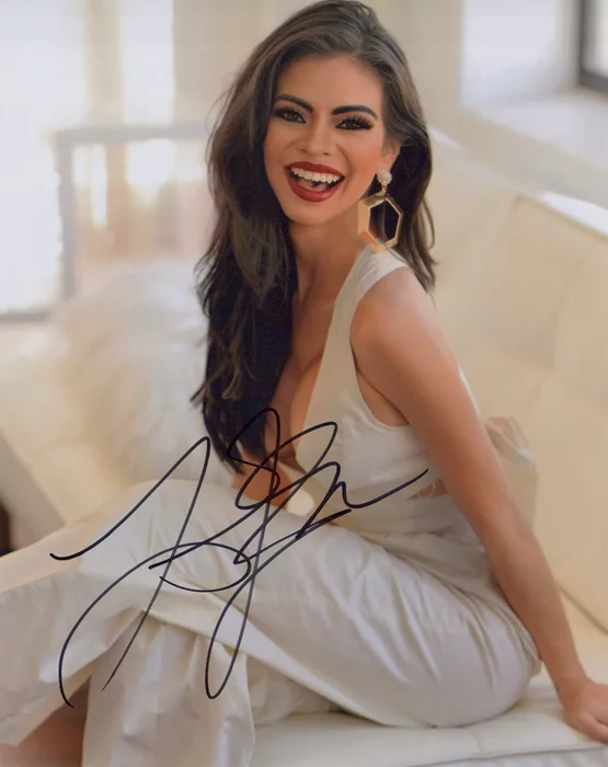 Laura Ariana autograph