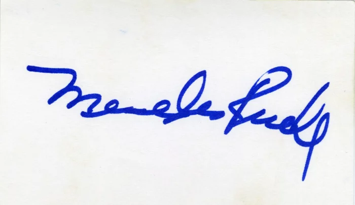 Mercedes Ruehl autograph
