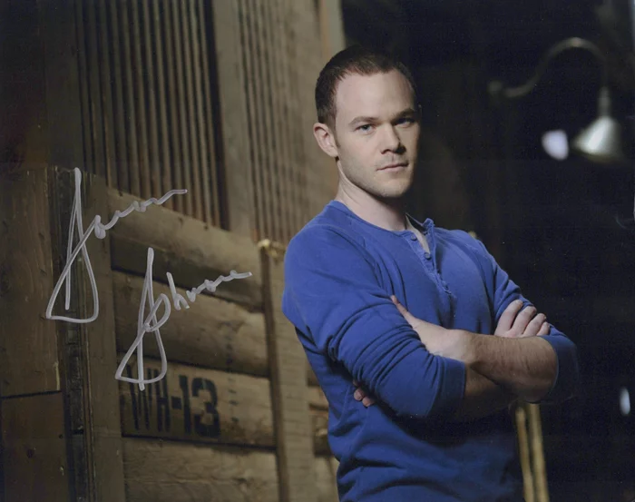 Aaron Ashmore autograph