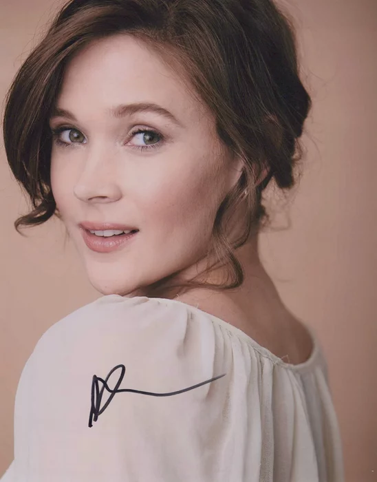 Megan Elizabeth autograph