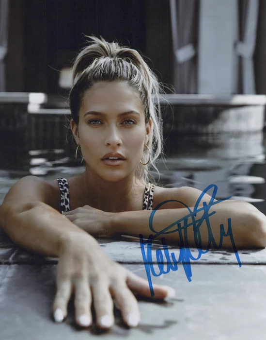 Kelly Kelly autograph