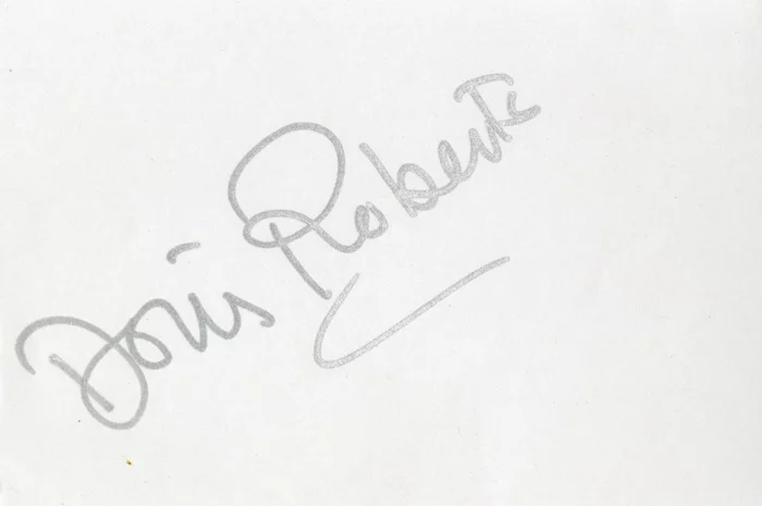 Doris Roberts autograph