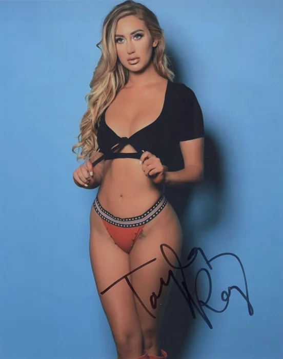 Taylor Ray autograph