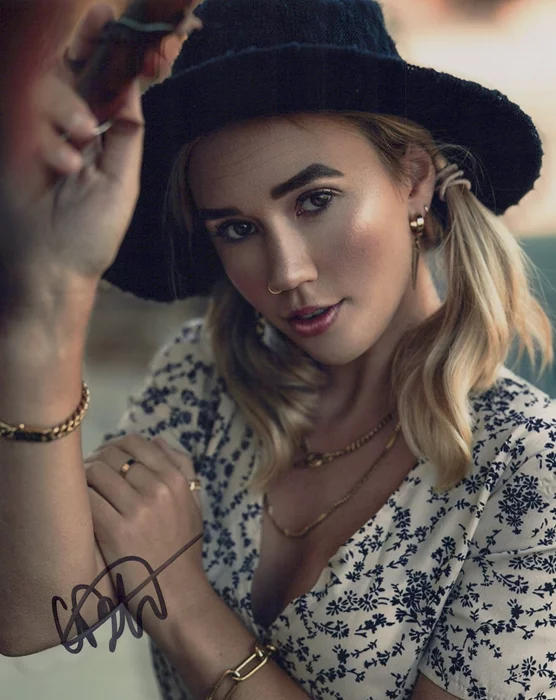 Carly Belle autograph