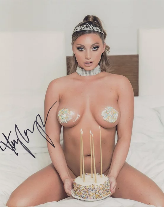 Kayley Gunner autograph