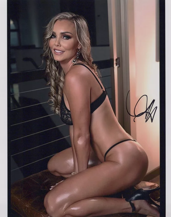 Amberly Nicole autograph