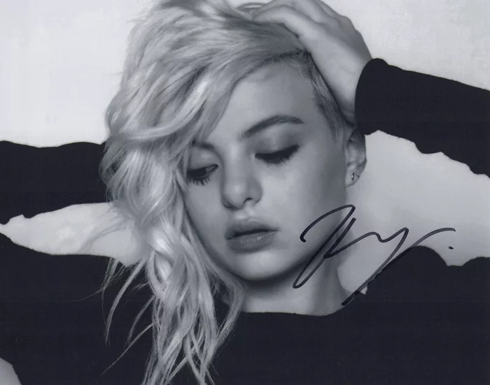 Kaya Stewart autograph