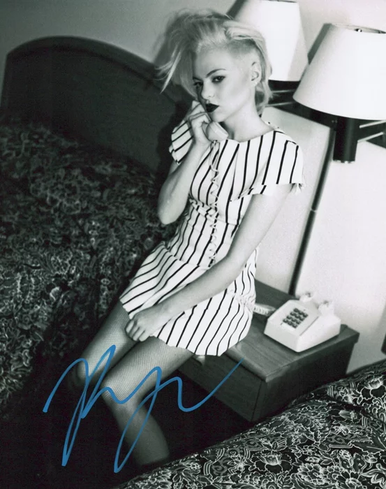 Kaya Stewart autograph