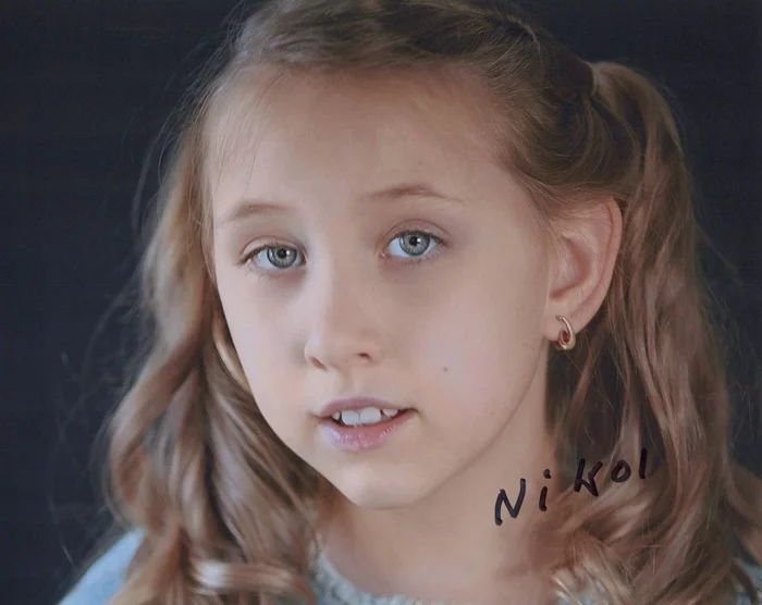 Nikol Strong autograph