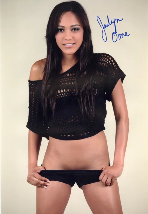 Jaslyn Ome autograph