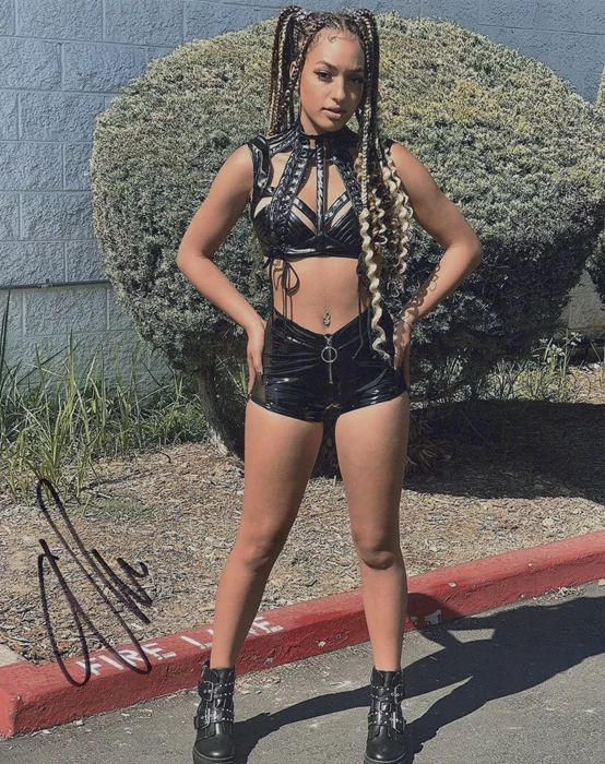 Alectra Cox autograph