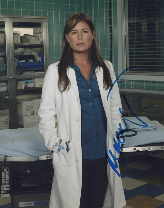 Maura Tierney autograph