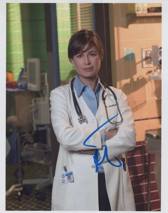 Maura Tierney autograph