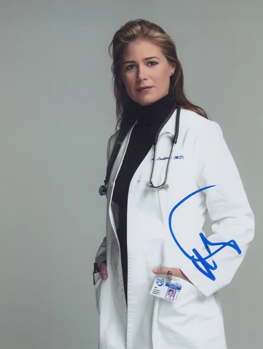 Maura Tierney autograph