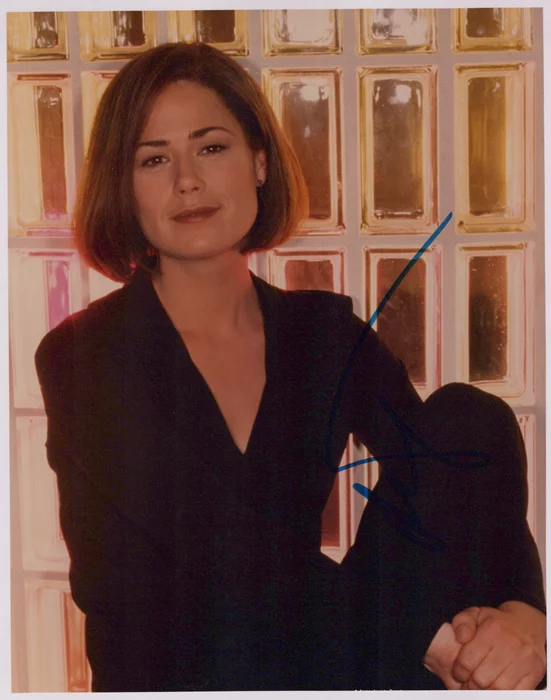 Maura Tierney autograph