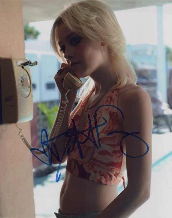 Dakota Fanning autograph