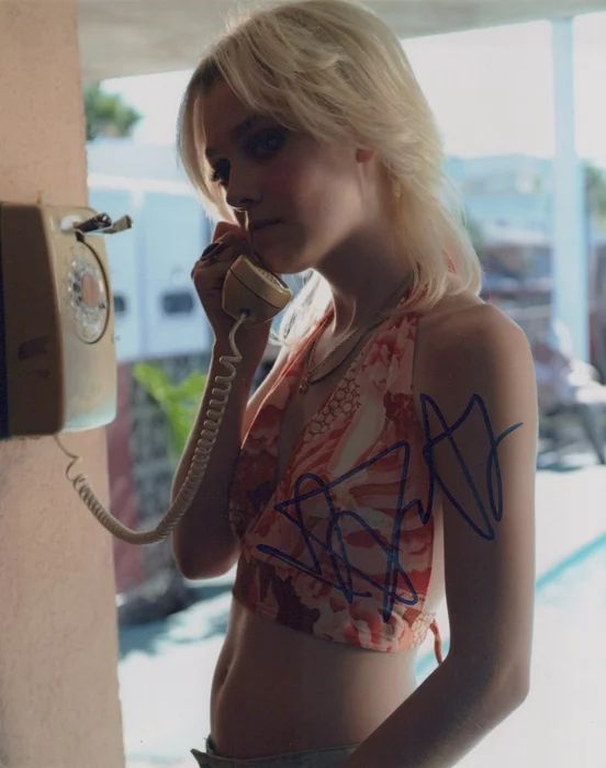 Dakota Fanning autograph