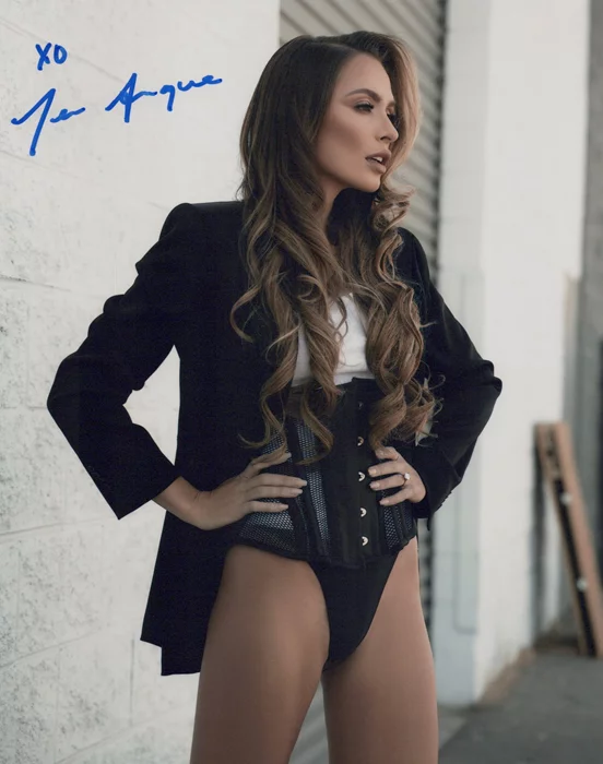 Tess Anique autograph